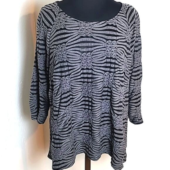 Dressbarn Gray & Black Pullover Top with Designs, Size 2X - Picture 1 of 10